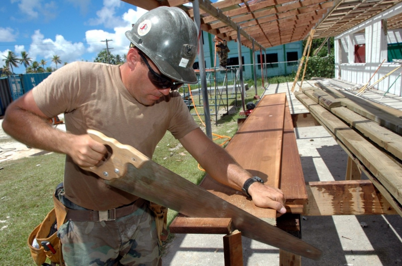 ebeniste-AMIRAT-min_worker_construction_building_carpenter_male_job_build_helmet-893290